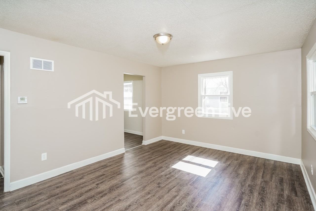 5258 N 56th St - Photo 3 of 15