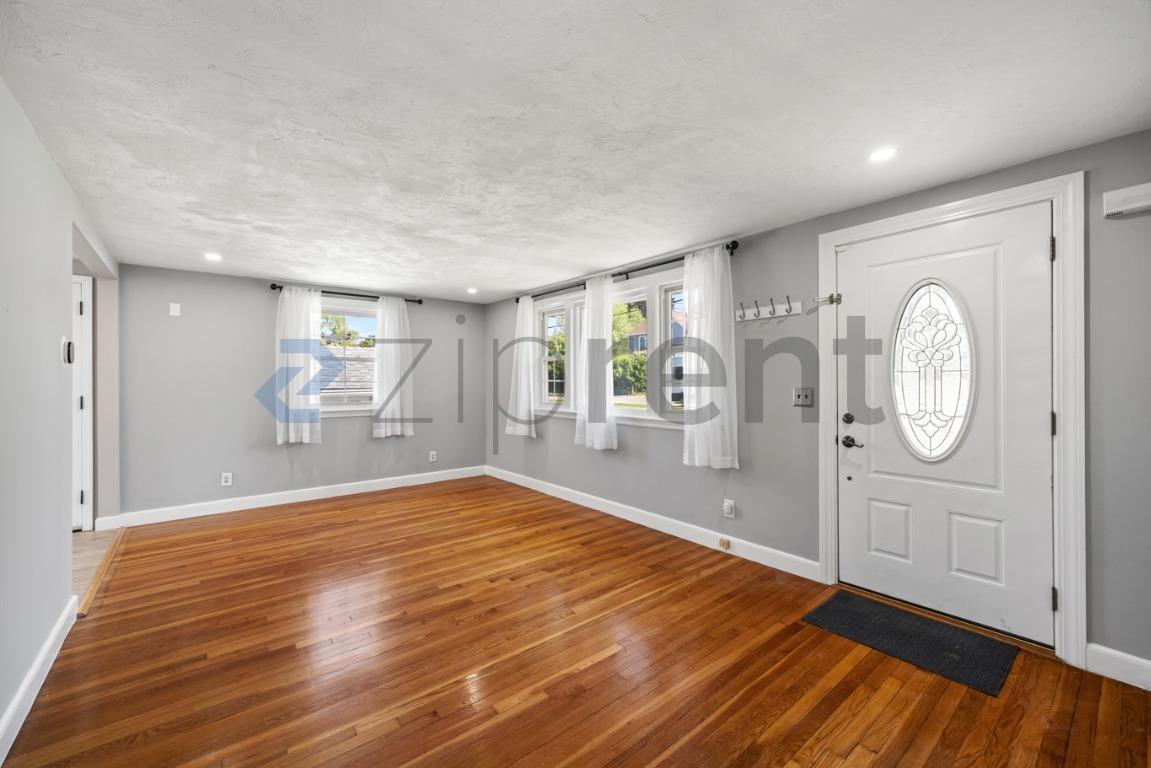 371 Salem St - Photo 4 of 28