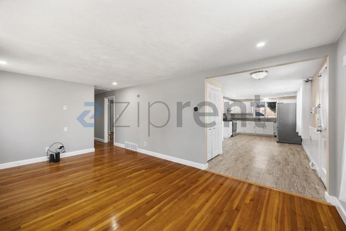371 Salem St - Photo 5 of 28