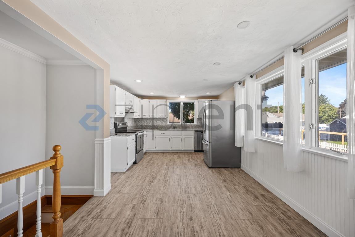 371 Salem St - Photo 6 of 28