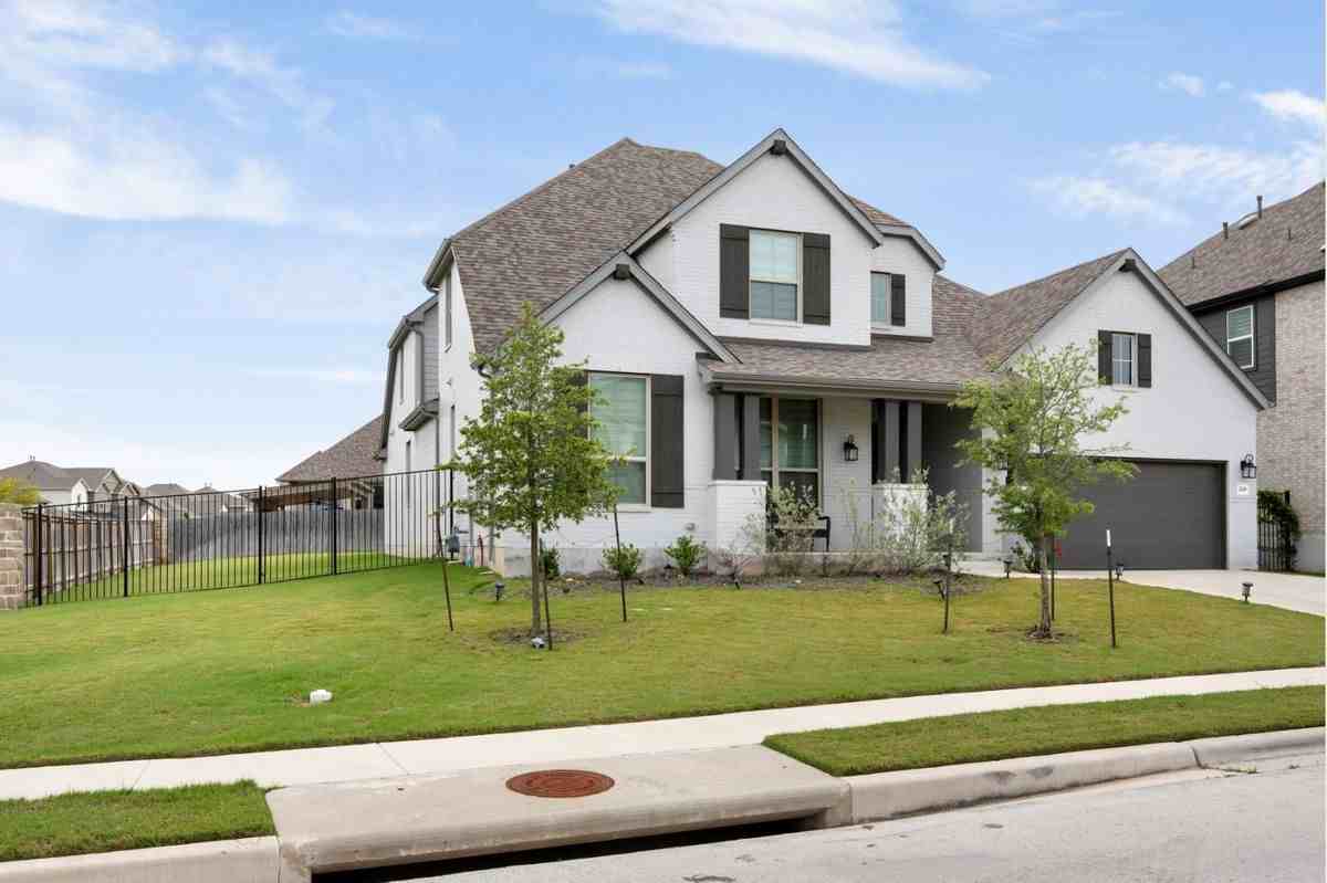 228 Lotti Ln - Photo 3 of 36