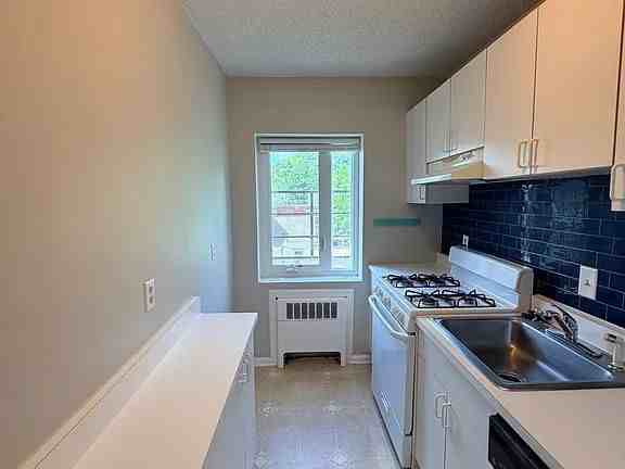 572 Whitney Ave - Photo 3 of 11