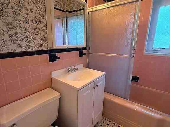 572 Whitney Ave - Photo 4 of 11