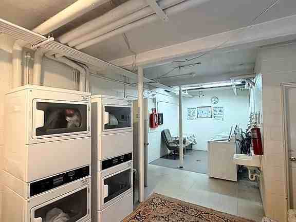 572 Whitney Ave - Photo 5 of 11
