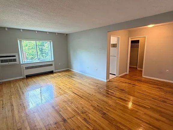 572 Whitney Ave - Photo 6 of 11