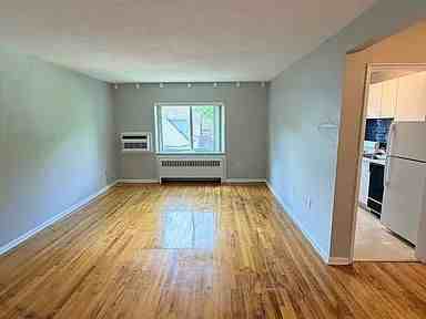 572 Whitney Ave - Photo 7 of 11