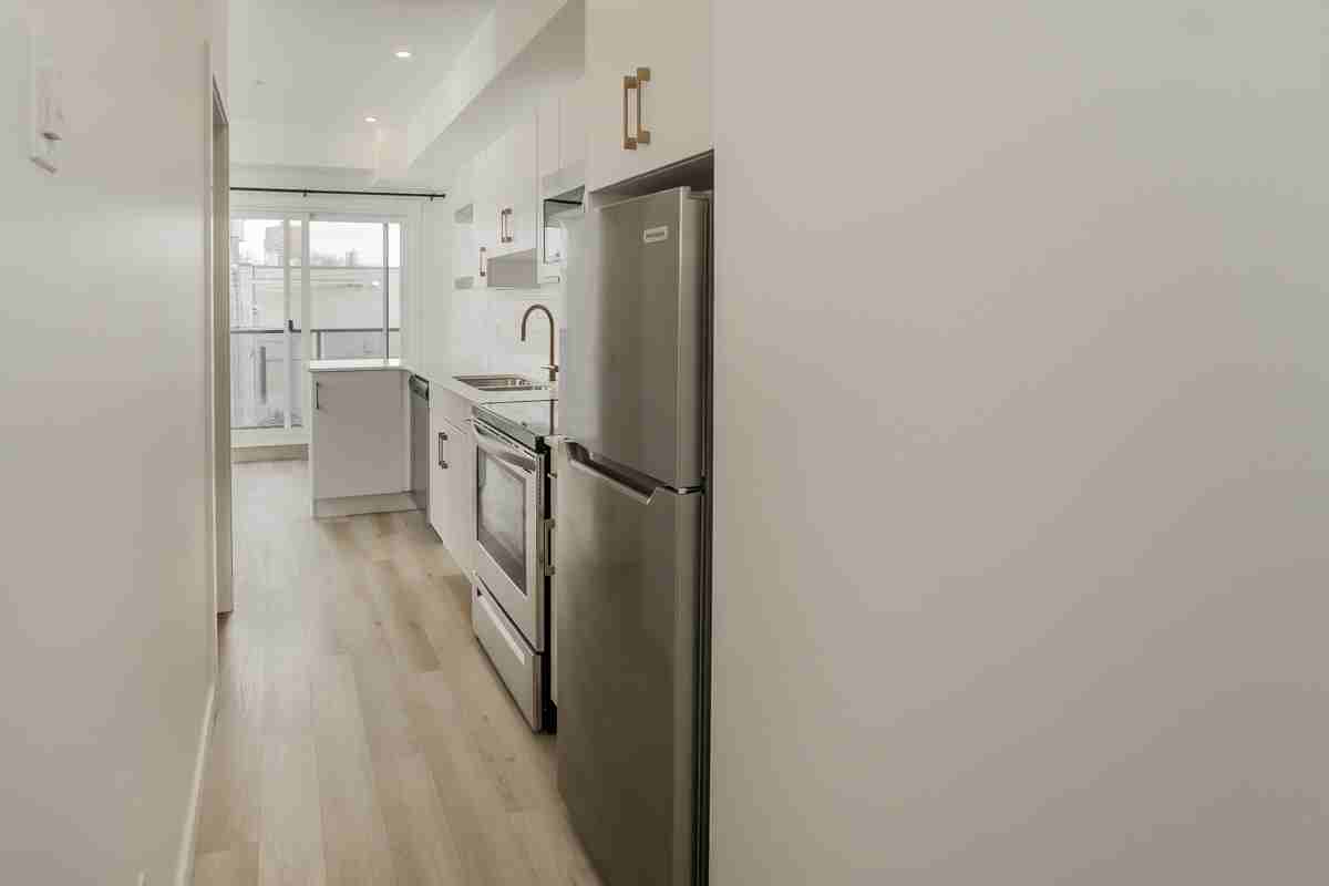 710 Westminster Avenue - Photo 3 of 18