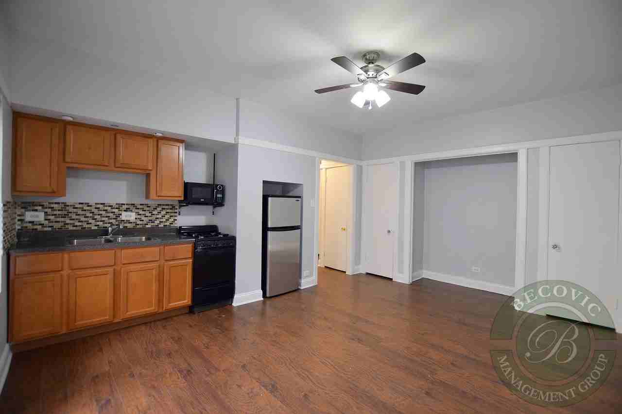 4555 N Malden St - Photo 2 of 36
