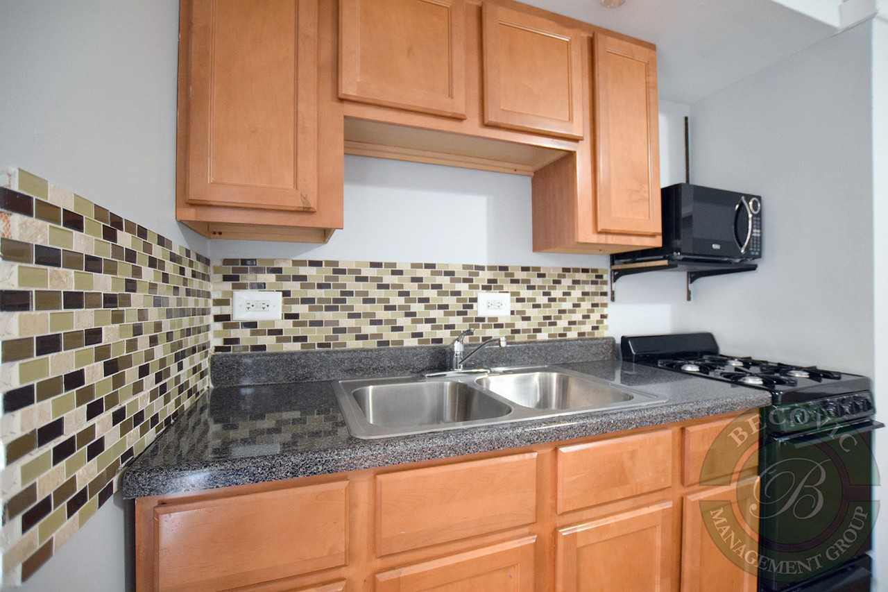 4555 N Malden St - Photo 3 of 36