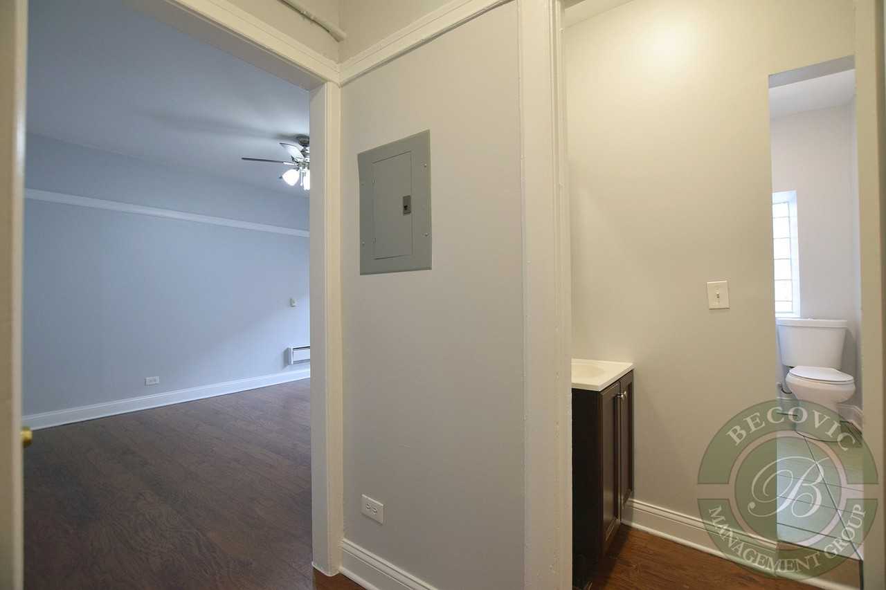 4555 N Malden St - Photo 5 of 36
