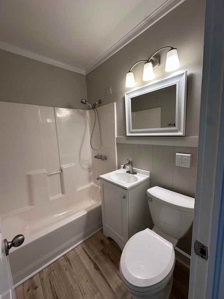1080 Grace Ave - Photo 3 of 10