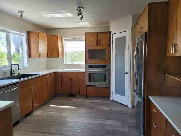 Gorgeous 2 Story Main Suite! Located in Sylvan! - Photo 2 of 20