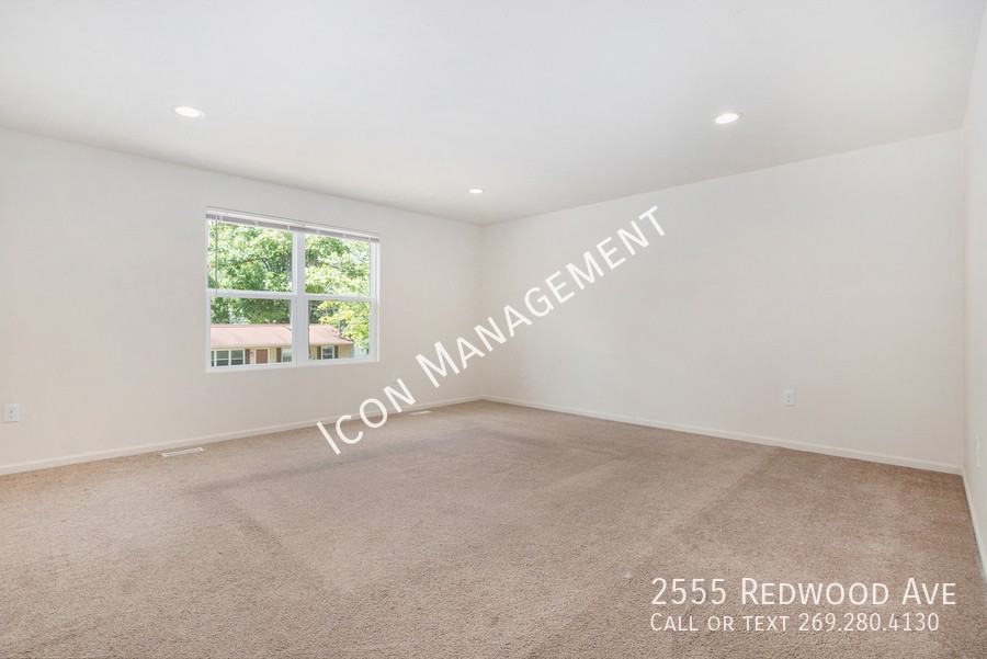2555 Redwood Ave #2555REDWOO - Photo 7 of 22