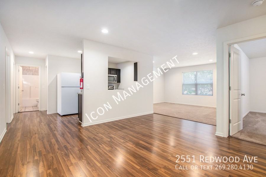 2551 Redwood Ave - Photo 4 of 21