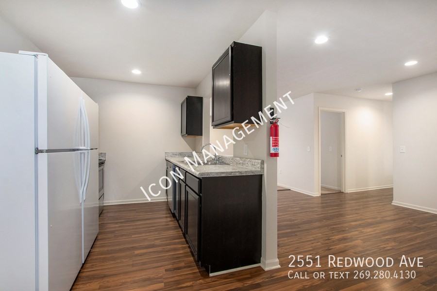 2551 Redwood Ave - Photo 5 of 21