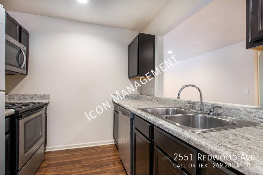 2551 Redwood Ave - Photo 6 of 21