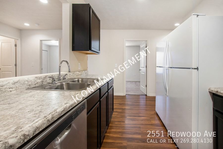 2551 Redwood Ave - Photo 7 of 21