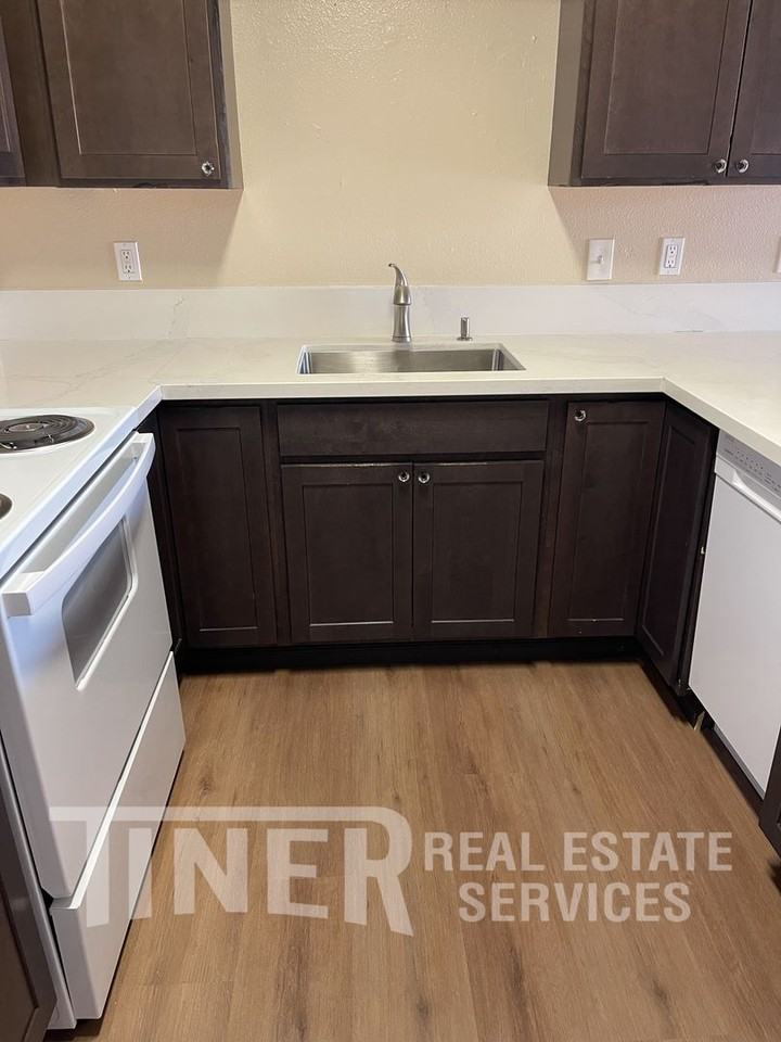 7827 Zenith Dr - Photo 4 of 13