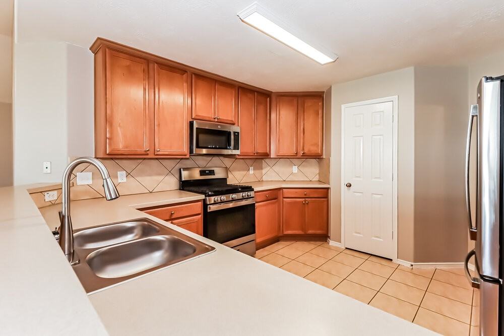 7510 Braeberry Ct - Photo 6 of 16