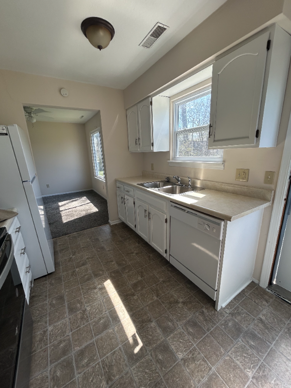 540 Crest Cir - Photo 4 of 12