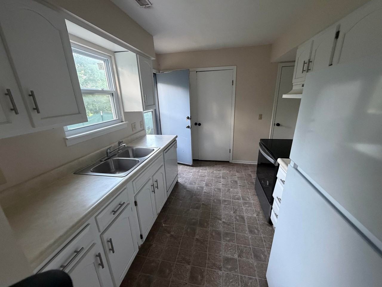 540 Crest Cir - Photo 5 of 12