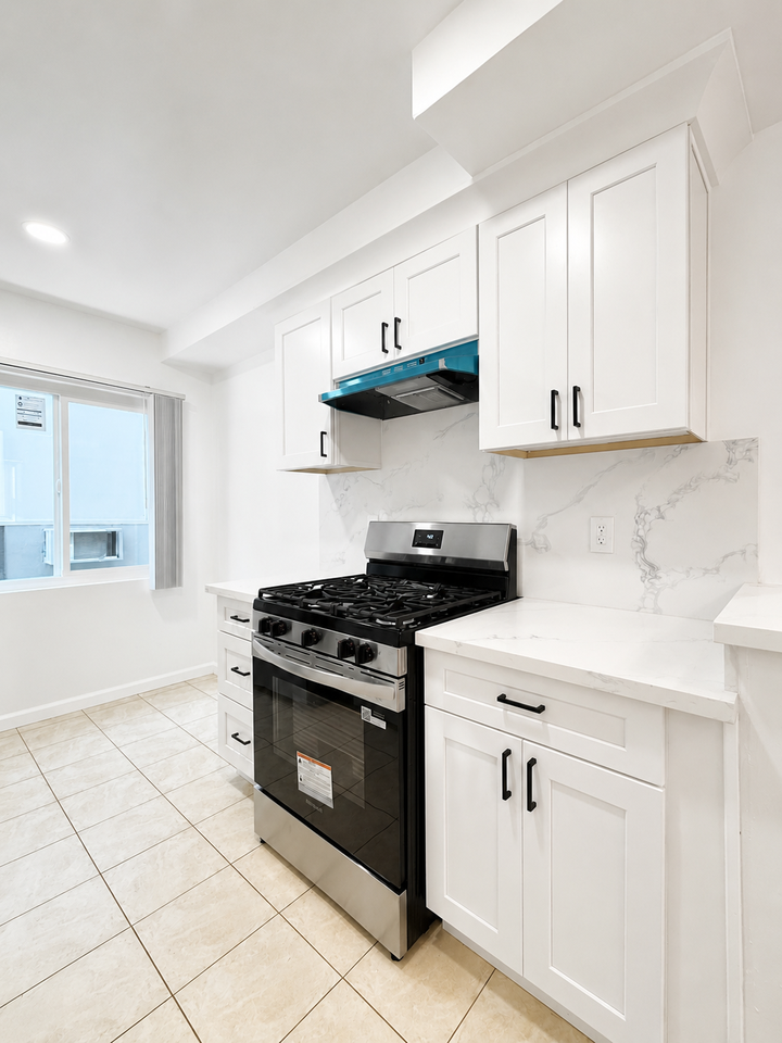 1037 N Genesee Ave #9 - Photo 5 of 14