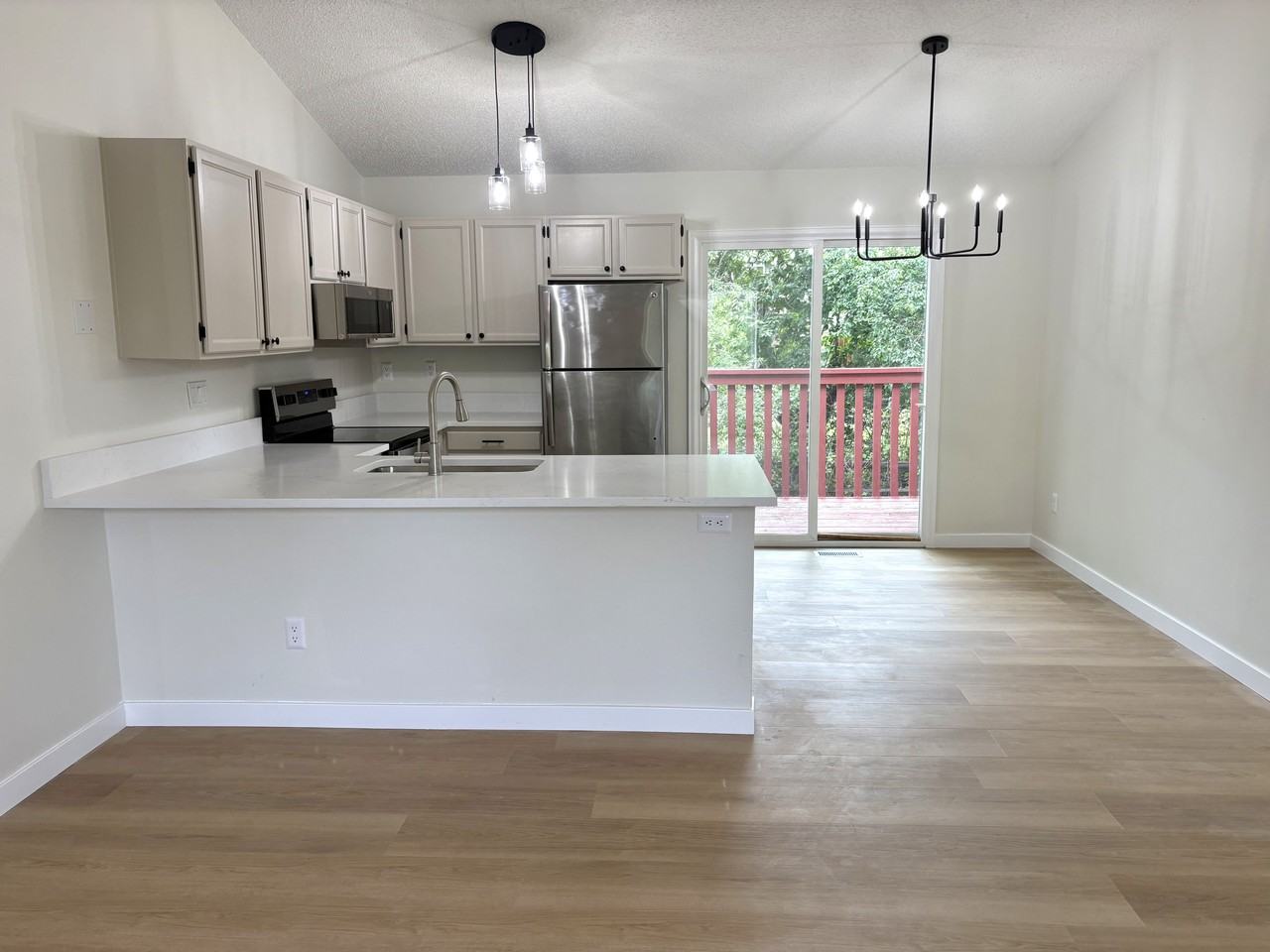 2210 Friendship Cir - Photo 2 of 18
