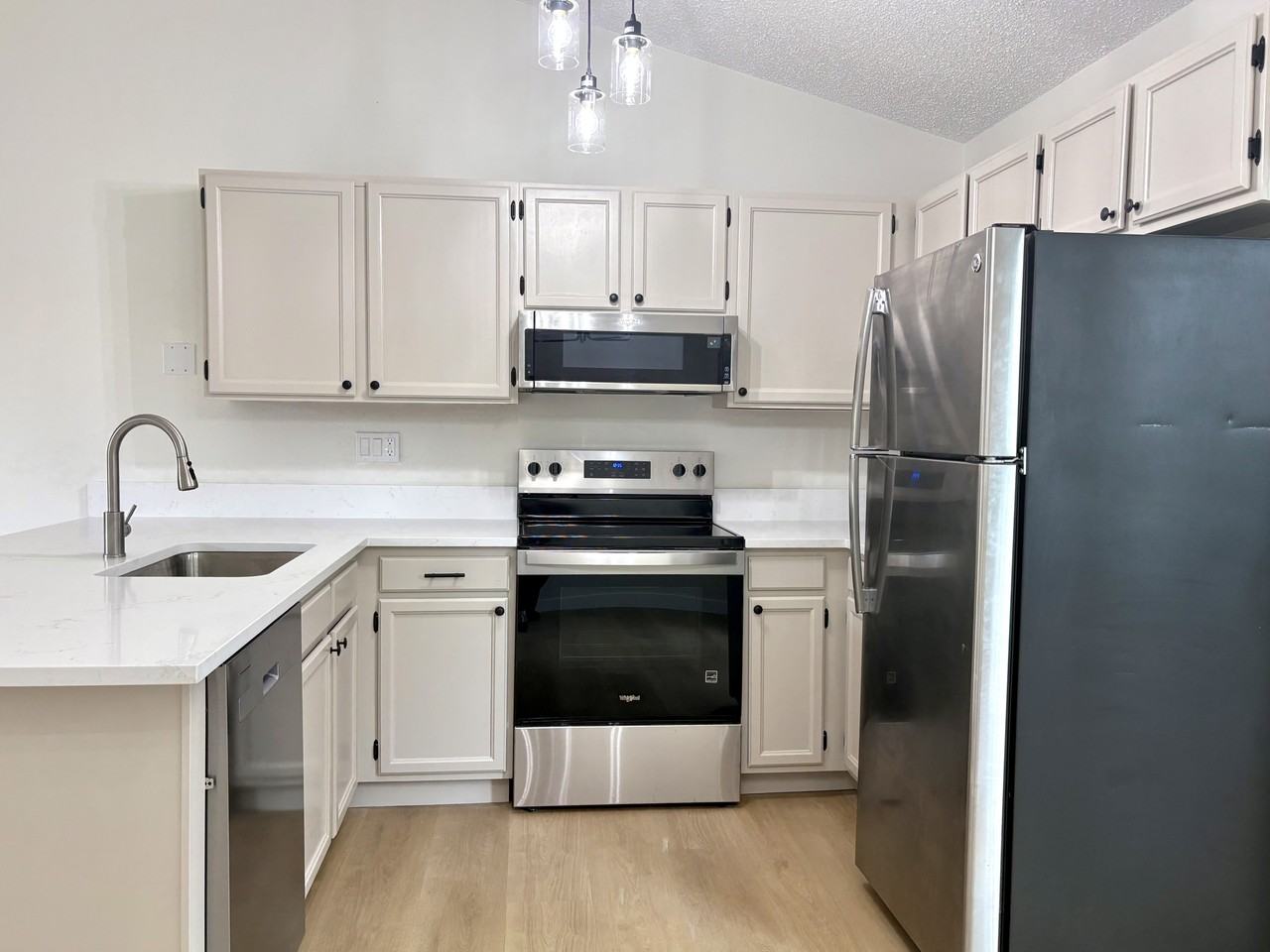 2210 Friendship Cir - Photo 3 of 18
