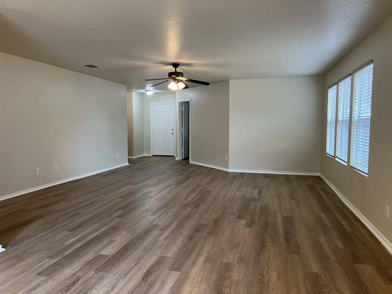 635 Nw Crossing Dr #NA - Photo 2 of 18