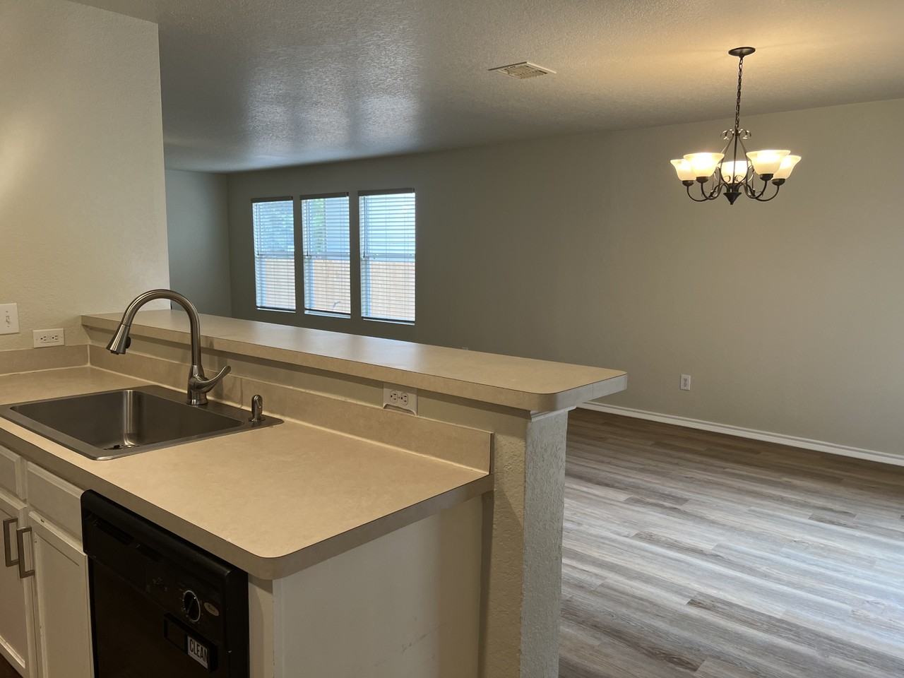 635 Nw Crossing Dr #NA - Photo 3 of 18