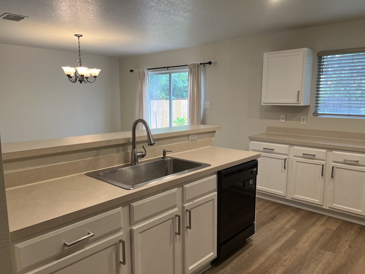 635 Nw Crossing Dr #NA - Photo 4 of 18
