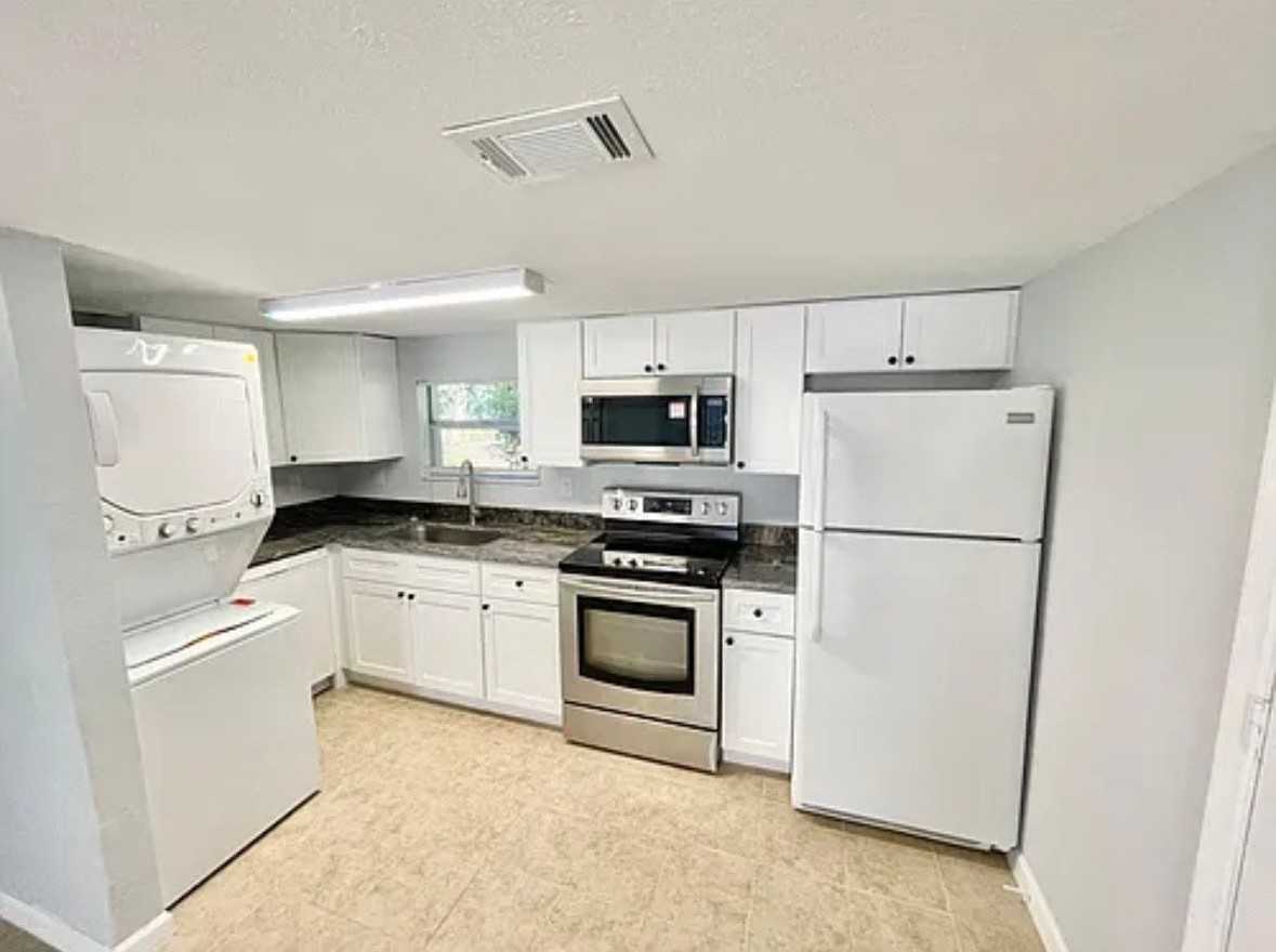 7800 Empire Ave - Photo 2 of 5