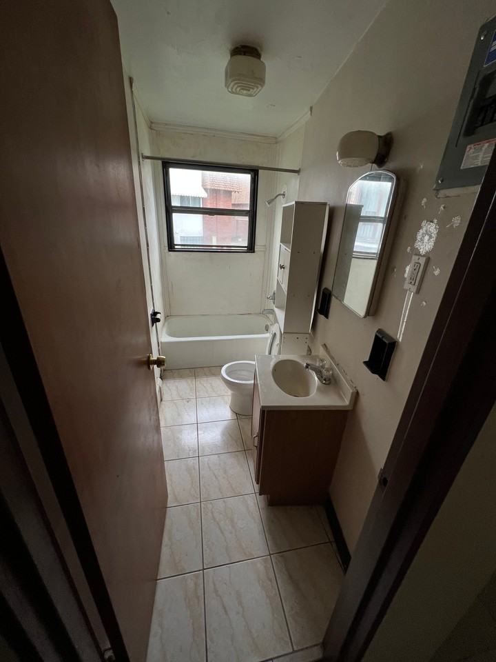 8405 Buffalo Ave - Photo 4 of 12