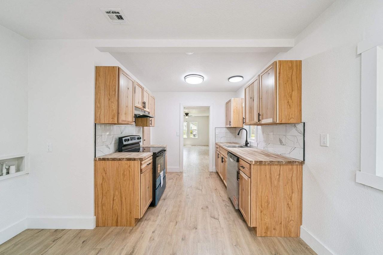 4847 S 32Nd Ave - Photo 2 of 15