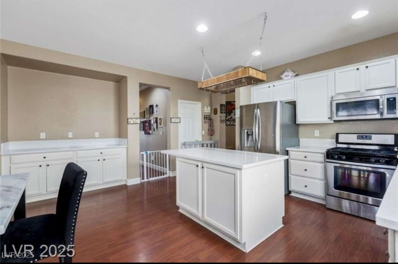 916 Bob Barney Ave - Photo 3 of 3