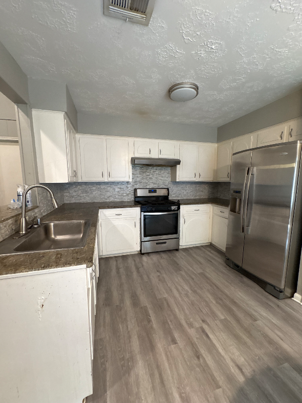 318 Elm St - Photo 4 of 24