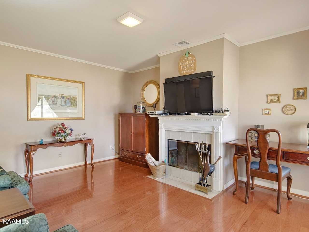 115 Brighton Dr - Photo 3 of 18
