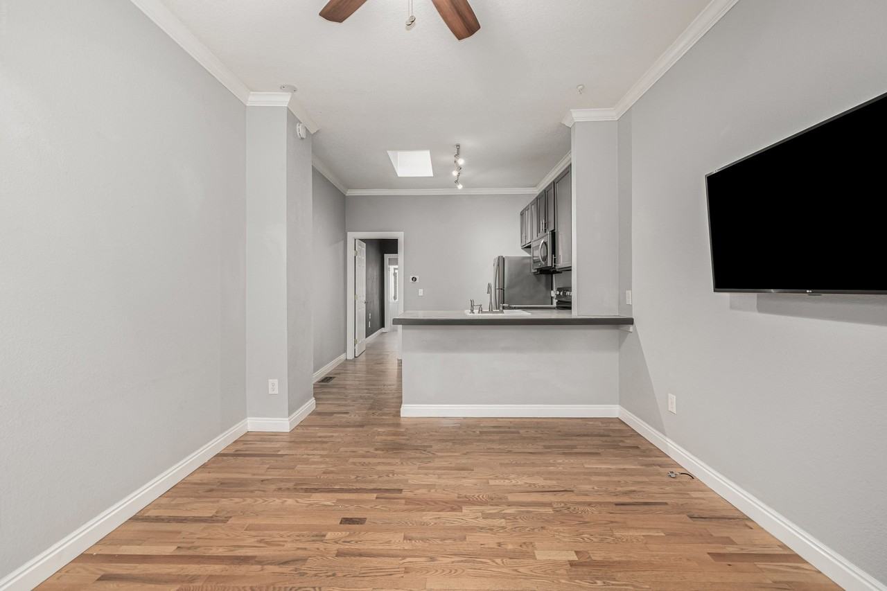 2482 W Argyle Pl - Photo 4 of 20