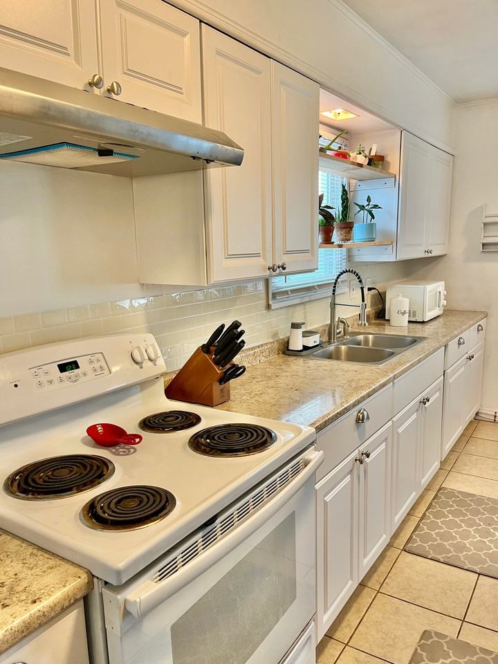 549 W 13th St - Photo 4 of 10