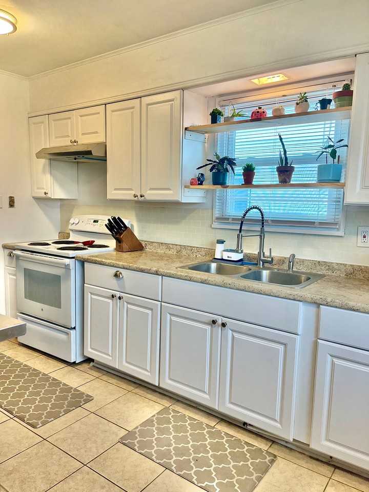 549 W 13th St - Photo 5 of 10