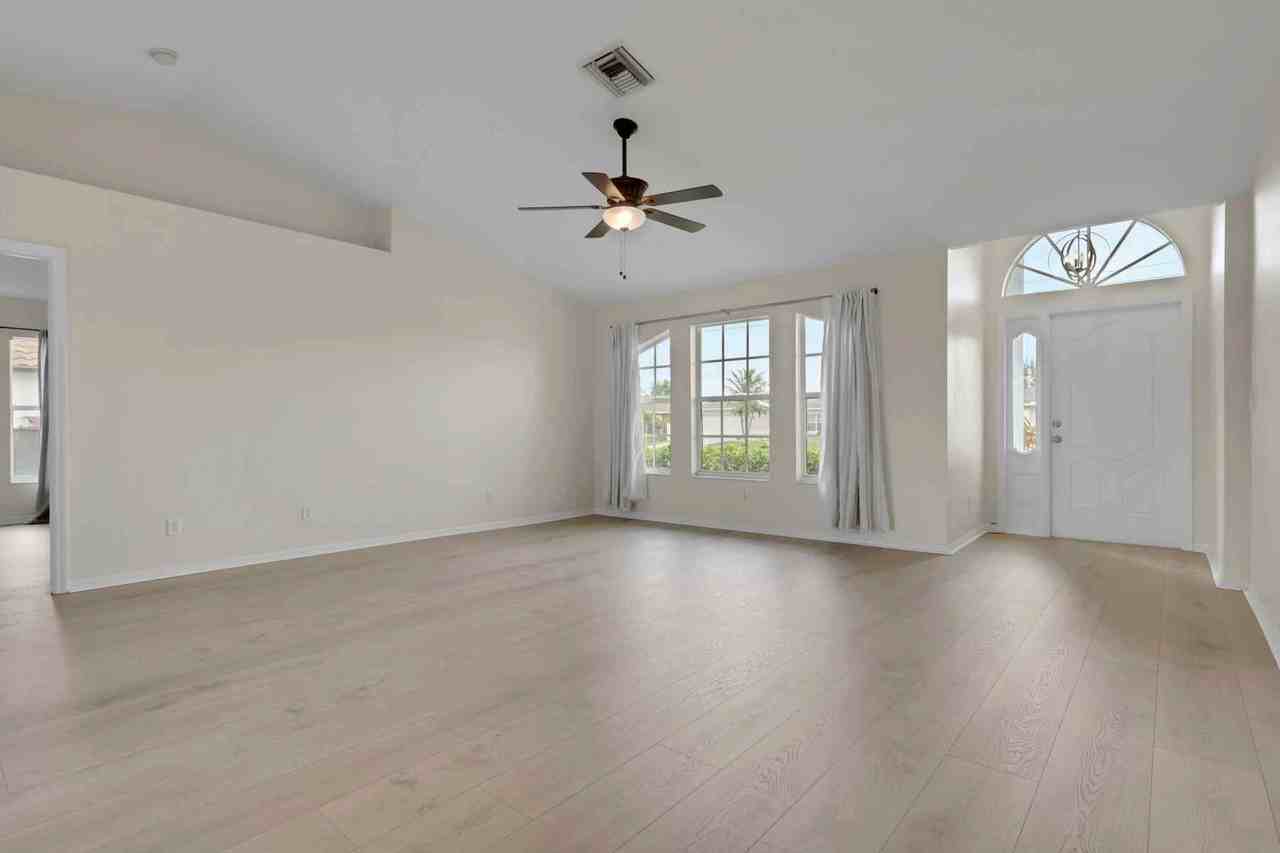 2124 Nw 18th Ave - Photo 2 of 21