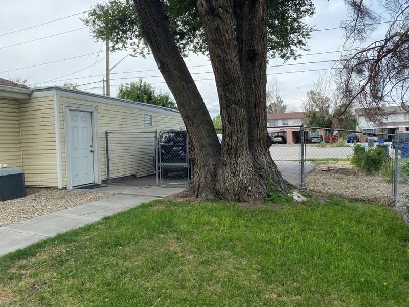 348 N Redwood Rd #B - Photo 4 of 16