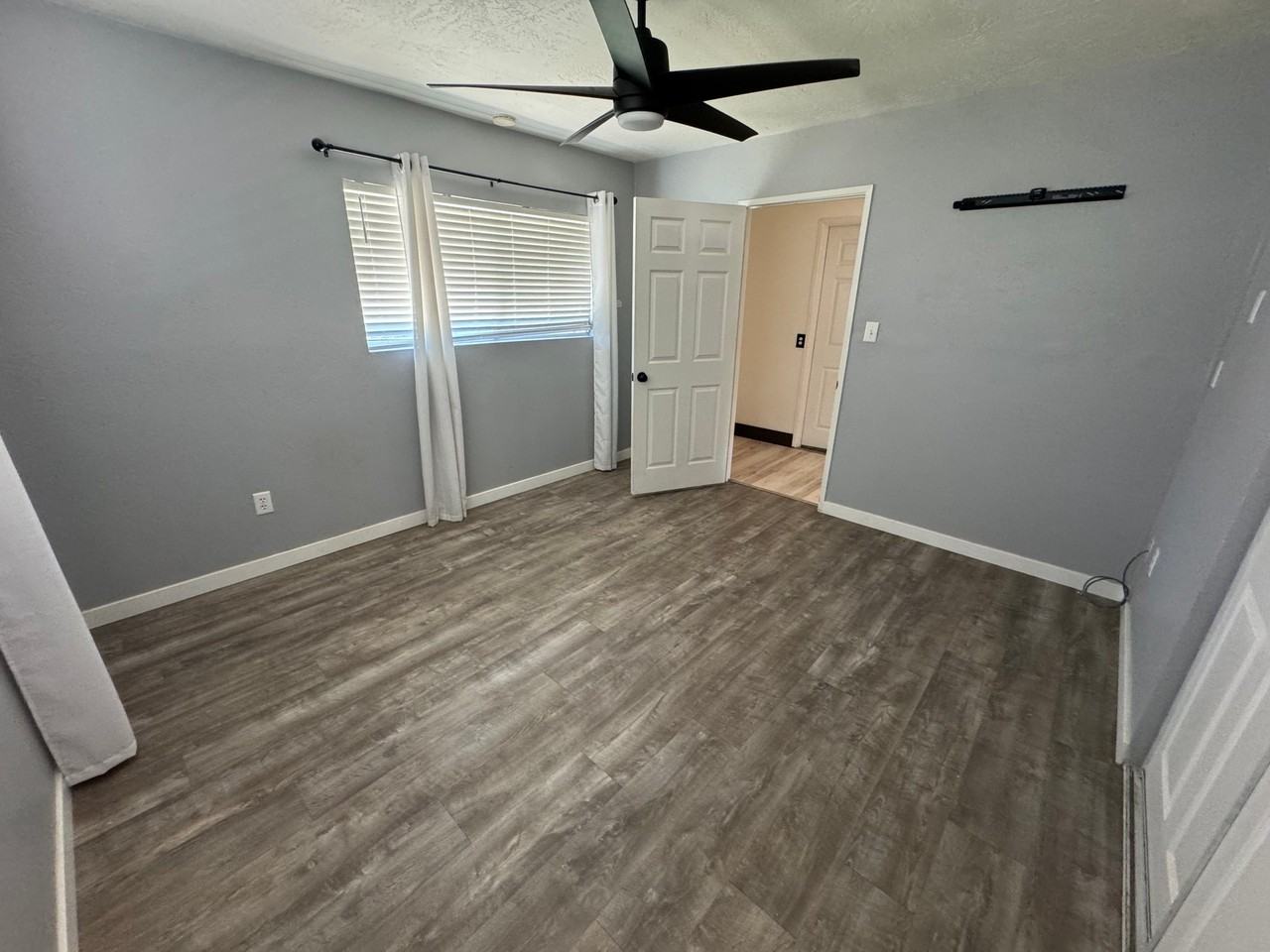 1035 7th St - Photo 7 of 23