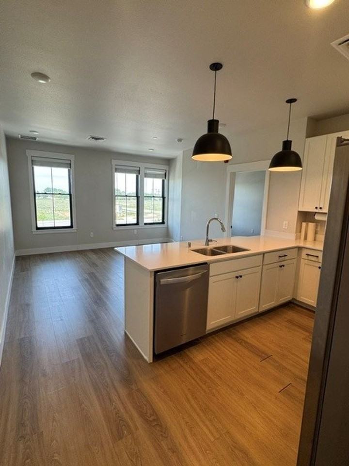 RH212 - 1625 Annafeld Pkwy E - Photo 5 of 23