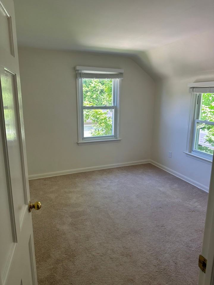 1547 Commodore Rd - Photo 4 of 19
