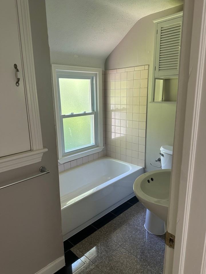 1547 Commodore Rd - Photo 5 of 19