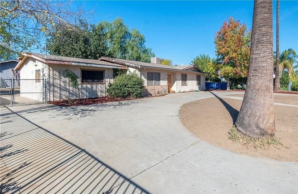 1030 Perrisito St - Photo 4 of 27