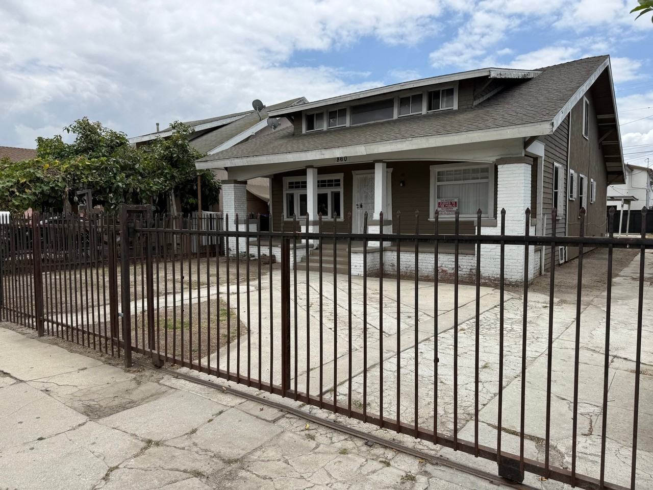860 W 56th St - Photo 2 of 16