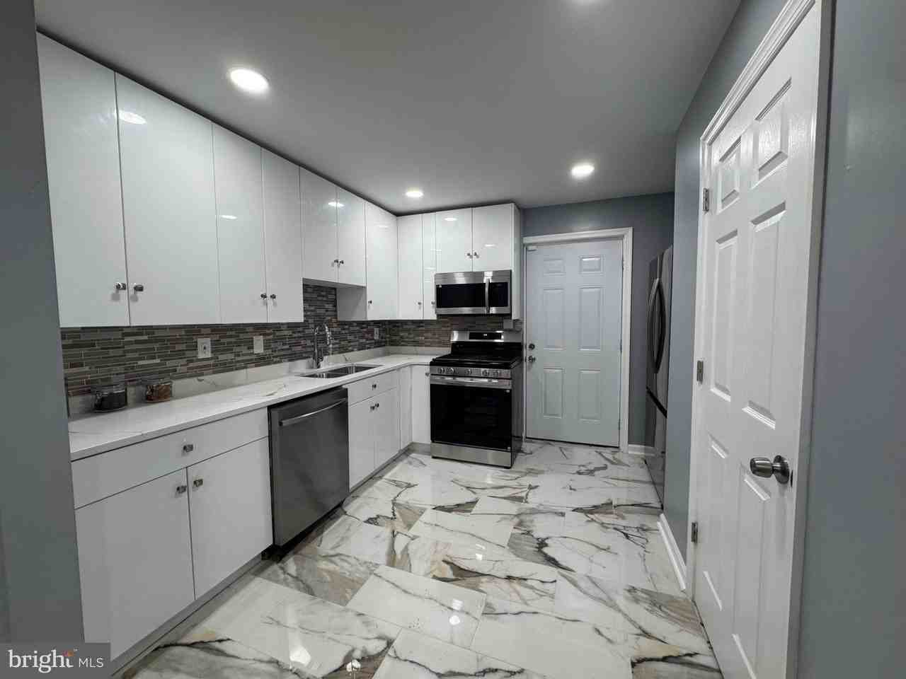 739 E 10th St - Photo 5 of 16
