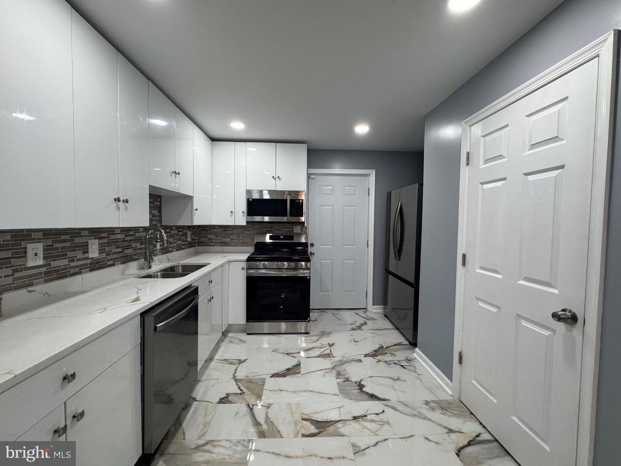 739 E 10th St - Photo 6 of 16